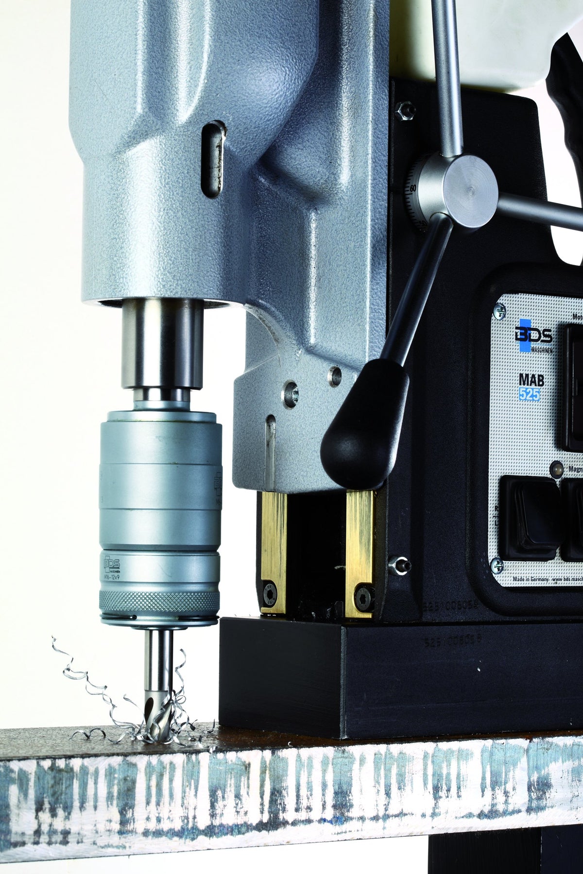 BDS tapping chuck tapping a thread with a magnetic drill